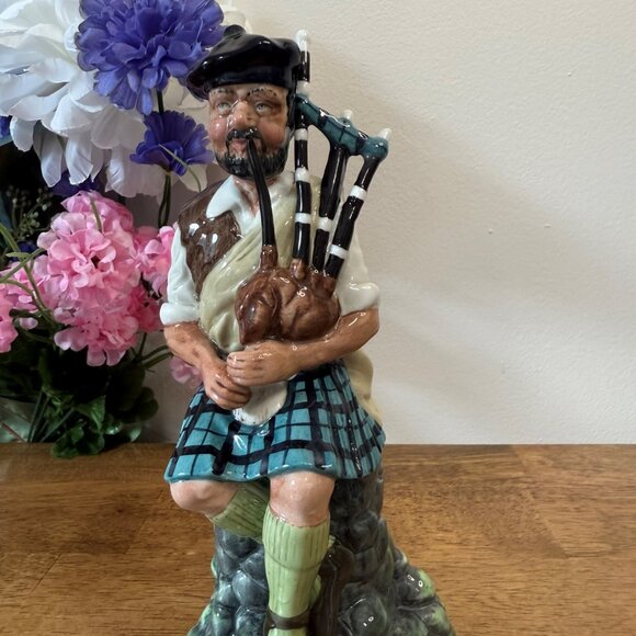 Royal Doulton The Piper HN2907 Vintage Scottish Bagpiper Figurine Collectible - Picture 1 of 5
